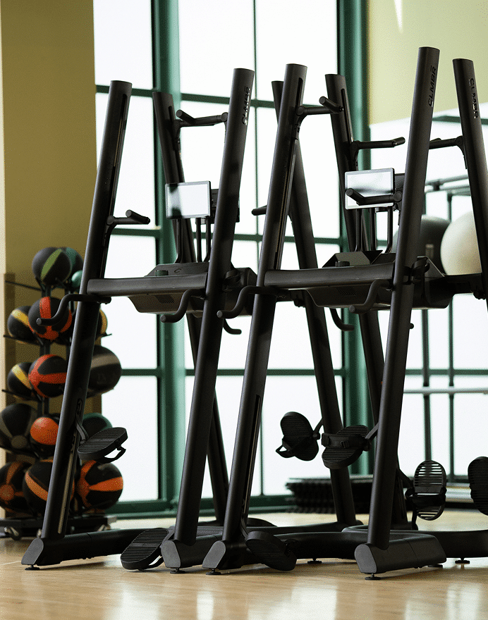 Machine CLMBR rangés dans une salle de sport